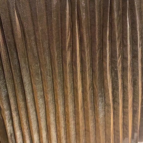 Gold shimmer pleated skirt. Size small - Picture 4 of 5